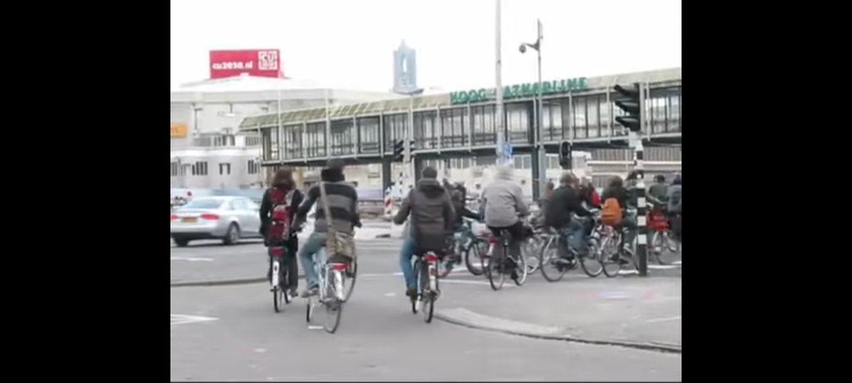SurabayaTroy's tweet photo. Sing tertib .kalo enggak .nanti di laporkan sama netizen dengan alasan .jalan bukan milik lu doang 😂 wahai pesepeda https://t.co/JLoZMzeCoe