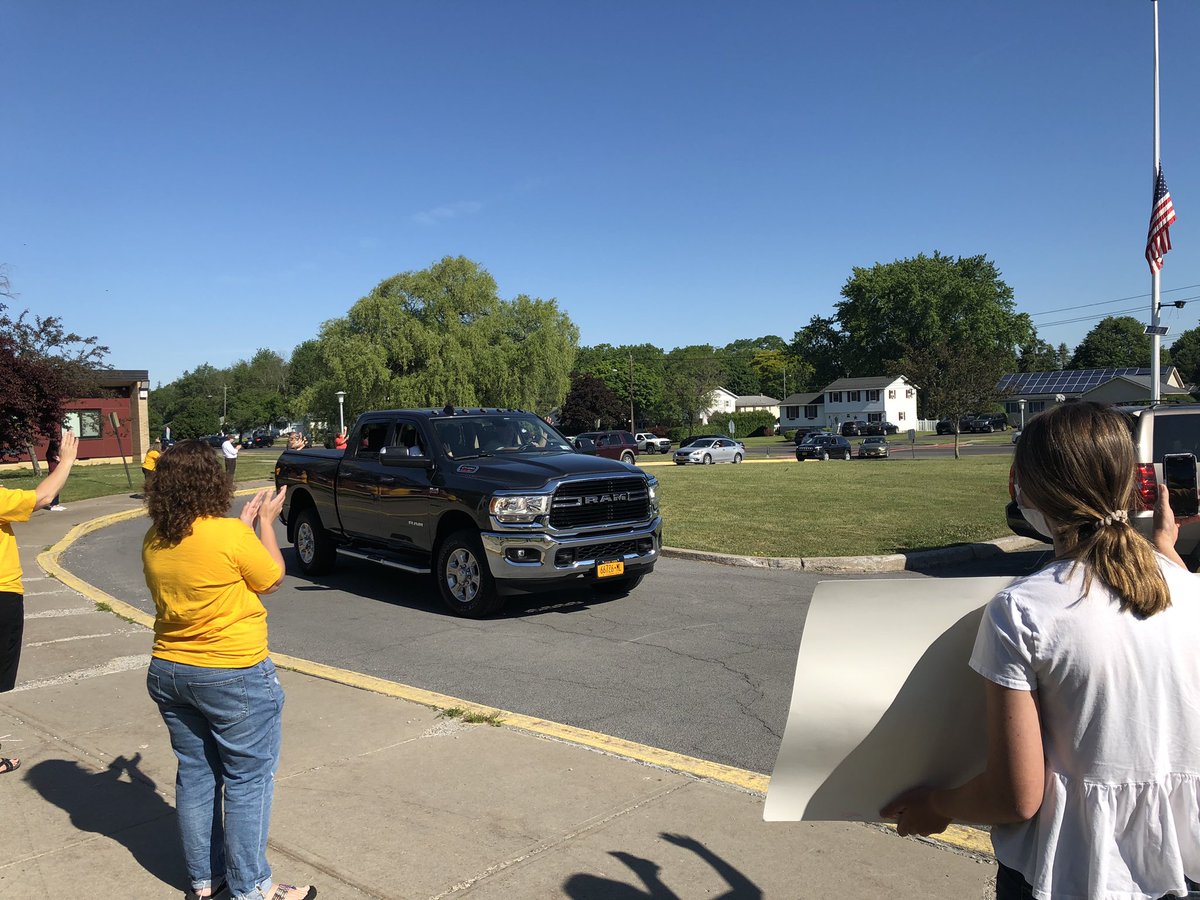 AuburnECSD's tweet photo. Congratulations, Seniors! These seniors all attended Seward Elementary, so they are driving back one last time! #SESpride #AHSpride #AECSDpride @auburn_seward https://t.co/Yik6cXkCbD