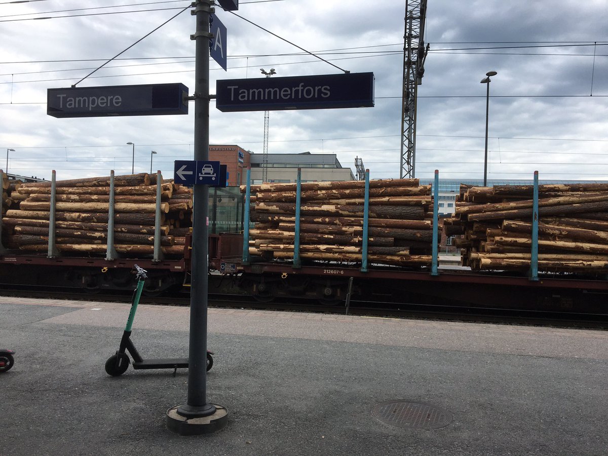 Heini_Kangas's tweet photo. Suomalainen perämettä lipui ohitseni isolla kirkolla. Lämpöinen mäntymetsän henkäys ja kotoisa olo 💚 #maalainenkaupungissa #aistimuistot #metsätalous https://t.co/jmolEkeLTh