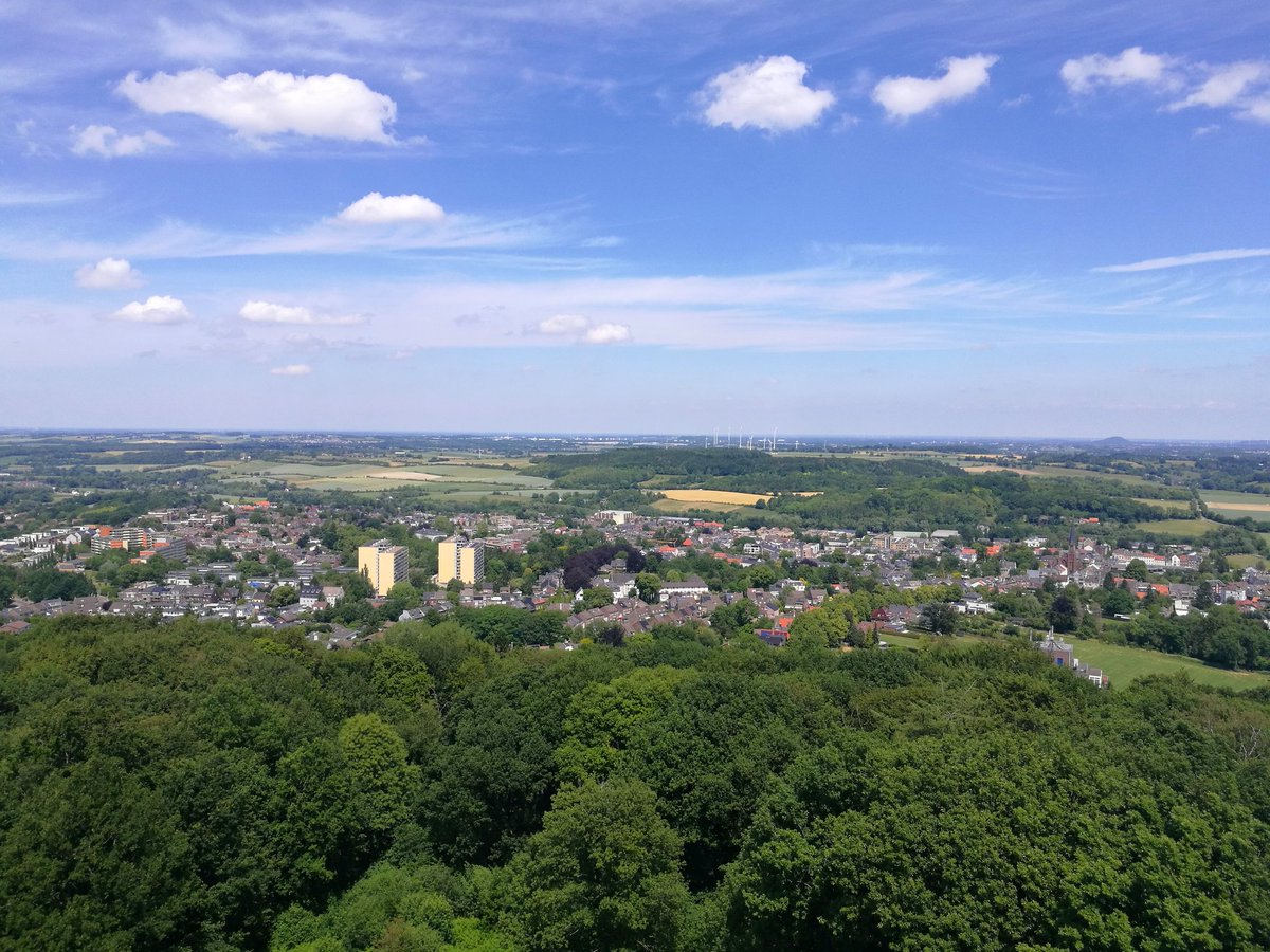 Visiting three countries in one day is easier than it sounds here at Drielandenpunt 🇩🇪🇳🇱🇧🇪 

Did a quick road trip there last Friday and got to be tourists for the day (finally!) 🤓 #traveltuesday #drielandenpunt #germany #belgium #holland #daytrip