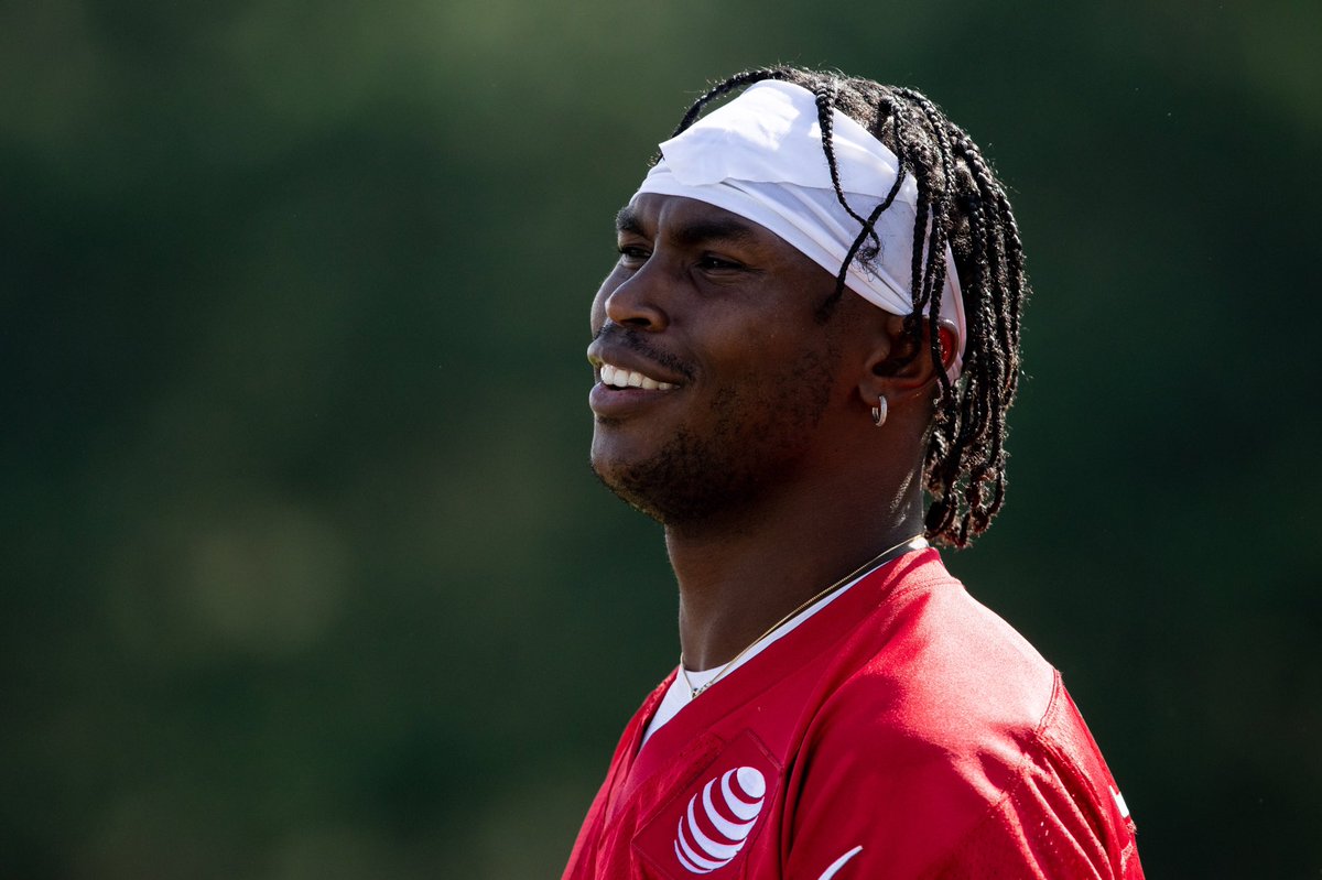 The best wide receiver in the NFL, but as you scroll down his smile gets bigger. A thread: