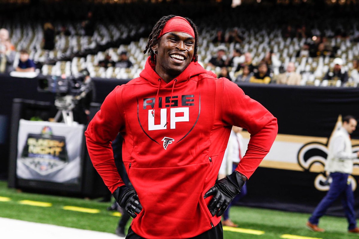 The best wide receiver in the NFL, but as you scroll down his smile gets bigger. A thread: