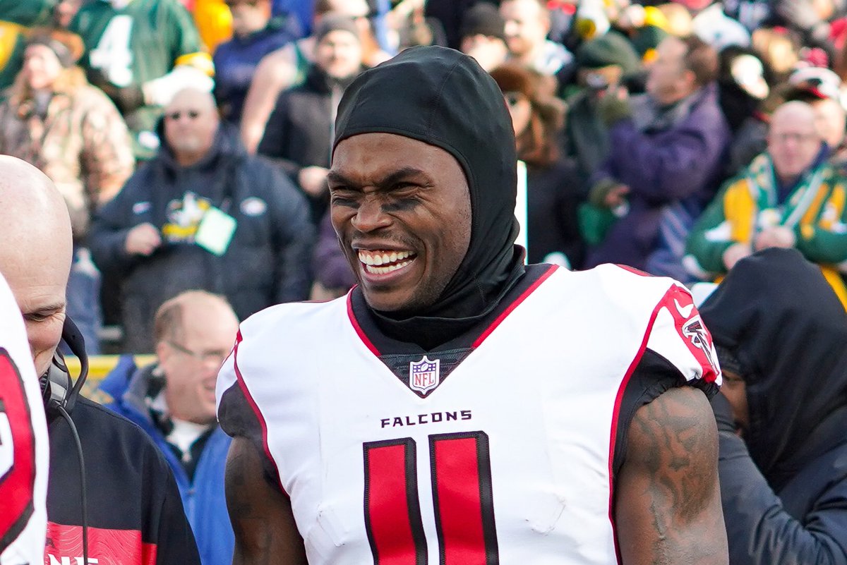 The best wide receiver in the NFL, but as you scroll down his smile gets bigger. A thread:
