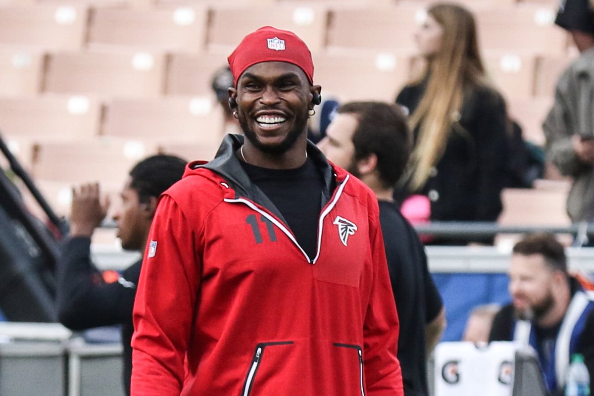 The best wide receiver in the NFL, but as you scroll down his smile gets bigger. A thread: