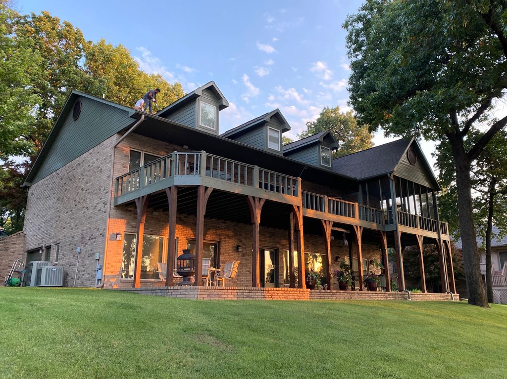 NativeRoofing's tweet photo. A brand new Class 4 Impact Resistant shingle is going on for this customer! Did you know that installing a new roof can actually lower your annual insurance premiums? We’ve had customers save up to 25% on their premiums! Give us a call! 

918-552-0655

#nativeroofingco #tulsa https://t.co/2JZK4StvnA