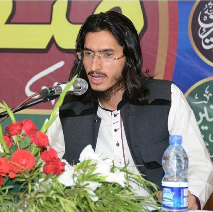 AbdulBasitpak's tweet photo. 1 سال گزر جانے کے بعد بھی بلال بھائی کے قاتلوں کو پکڑا نہیں گیا۔پولیس ابھی تک قاتلوں کے نمبر ٹریس نہیں کرسکے۔

شاید ریاستی گنڈوں نے بلال بھائی کو شھید کیا ہے اسلئے کوئی پیش رفت نہیں ہورہی ہے۔

خبردار نکے کے ابو کے بارے میں کچھ نہیں بولنا۔
#BilalKhanWriter https://t.co/OmiUFjaFbT