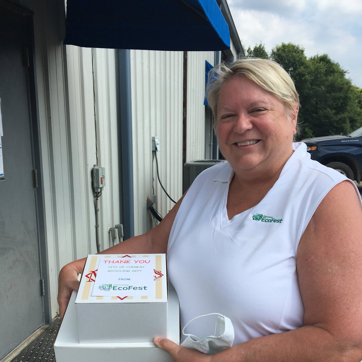 CwyARSanitation's tweet photo. ** National Waste &amp; Recycling Workers Week **

Thank you so much to @conwayecofest for their thoughtfulness! The #ConwayBlue icing was perfect, and our @CwyARSanitation men and women really appreciated the treat. 

#NationalGarbageManDay #ConwayRecycles https://t.co/stp93ZMQto