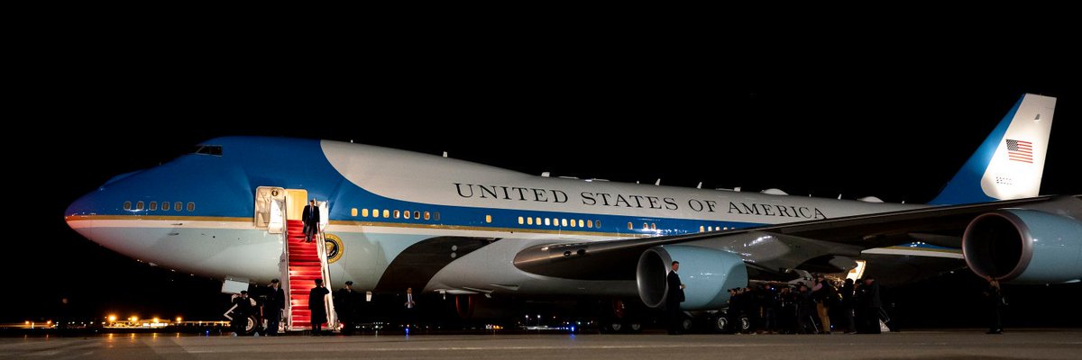 The photo is of airforce one (taken directly). https://twitter.com/WhiteHouse/header_photo