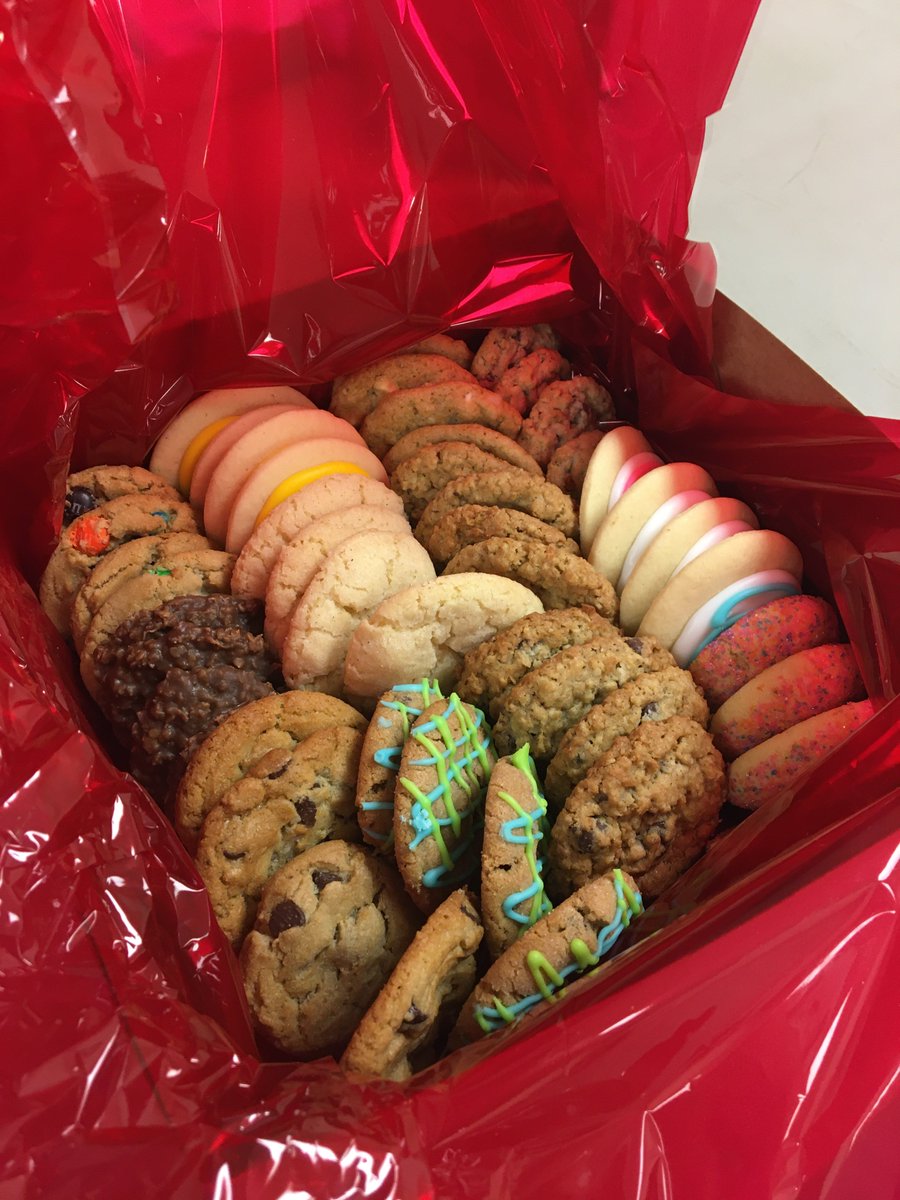 CwyARSanitation's tweet photo. ** National Waste &amp; Recycling Workers Week **

Thank you so much to @conwayecofest for their thoughtfulness! The #ConwayBlue icing was perfect, and our @CwyARSanitation men and women really appreciated the treat. 

#NationalGarbageManDay #ConwayRecycles https://t.co/stp93ZMQto