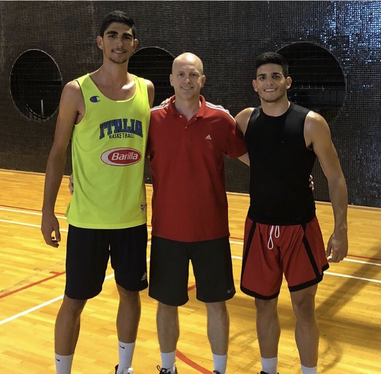 Tengo el honor y placer de repetir este verano el trabajo con estos dos monstruos, grandes jugadores y  mejores personas <a href="/santialdama/">Santi Aldama</a> y <a href="/albertoMT15/">Alberto Moreno</a>