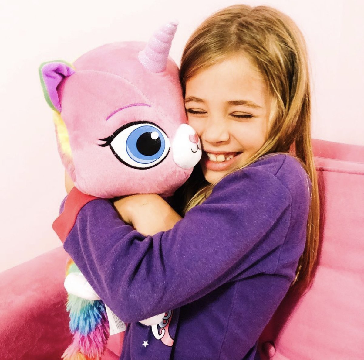 RBUKOfficial's tweet photo. All #snuggles and #smiles!!! #RBUK Photo credit | @JourneyofPHood https://t.co/PGHyQncyJ6