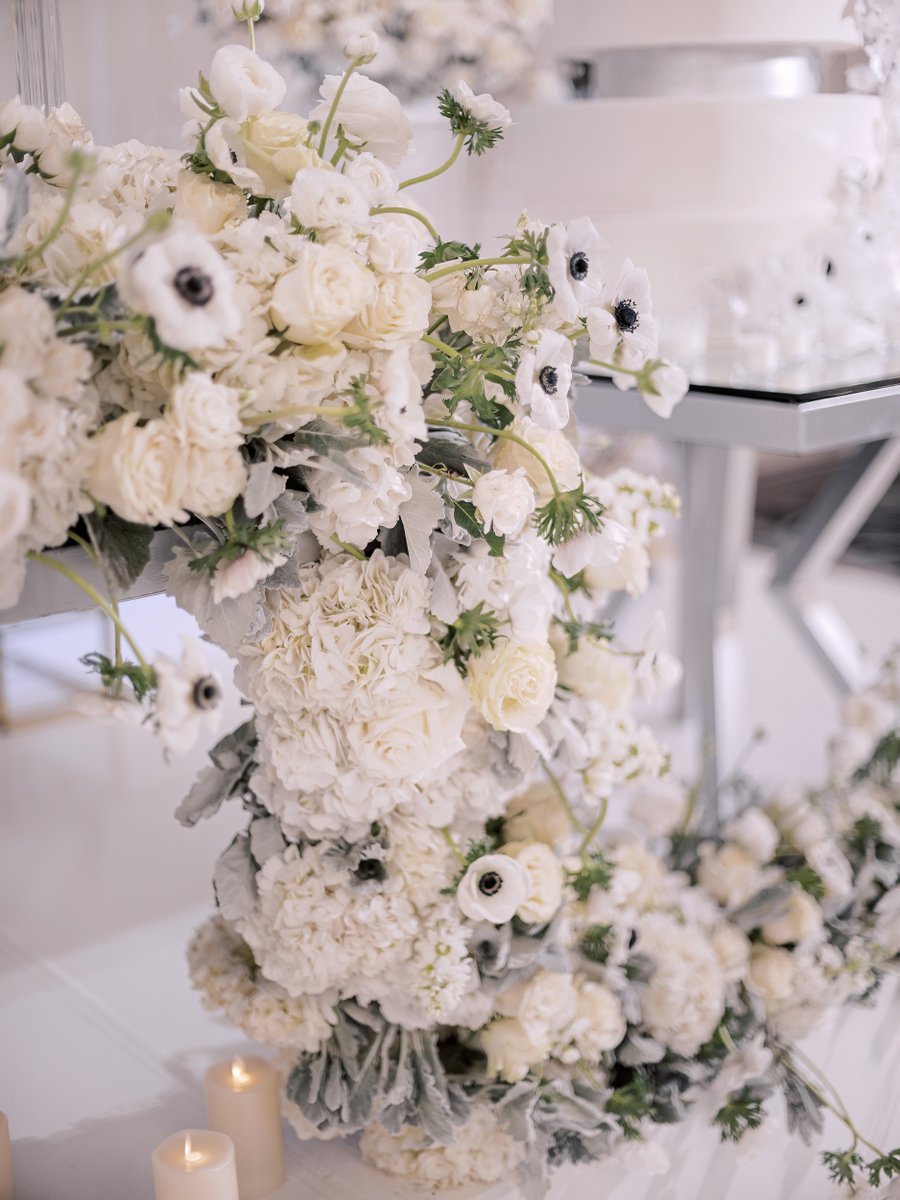 LABanquets's tweet image. These cascading white #florals took this #wedding's design to the next level. 😍 #LABanquets
Photo by: @renezadoriphotography on Instagram
