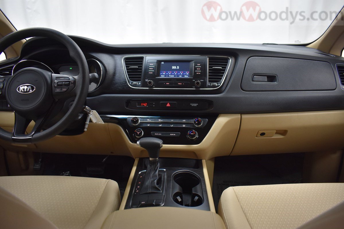 MAGCDJR's tweet image. One Owner! This Kia Sedona LX has a dependable FWD 3.3L V6 engine with amazing options including a 5" Media Center, Backup Camera, &amp;amp; Third Row Seating! See more at wowcarbuying.com/kia #KIA #ThirdRow #KiaSedona #Sedona #Kiaforsale