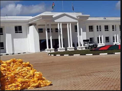 MogereJulius's tweet photo. #GovAlfredMutua #UtawalakincarAirwaysRoad
@UtawalaR @Ma3Route @KURAroads 
Pic: 350 millie white house in Machakos
Pic: Roads of people who built the white house(Residents)
Sad reality in our modern day leadership. 
How much would it cost 3km of tarmack ? https://t.co/eWvMImEVvd