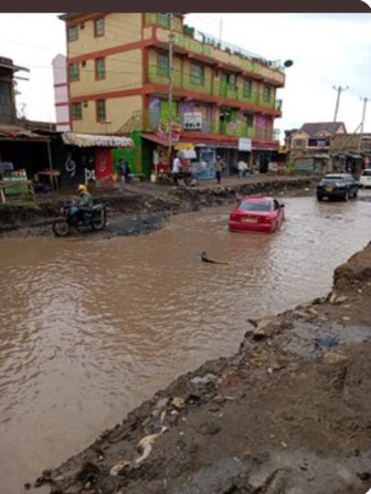 MogereJulius's tweet photo. #GovAlfredMutua #UtawalakincarAirwaysRoad
@UtawalaR @Ma3Route @KURAroads 
Pic: 350 millie white house in Machakos
Pic: Roads of people who built the white house(Residents)
Sad reality in our modern day leadership. 
How much would it cost 3km of tarmack ? https://t.co/eWvMImEVvd