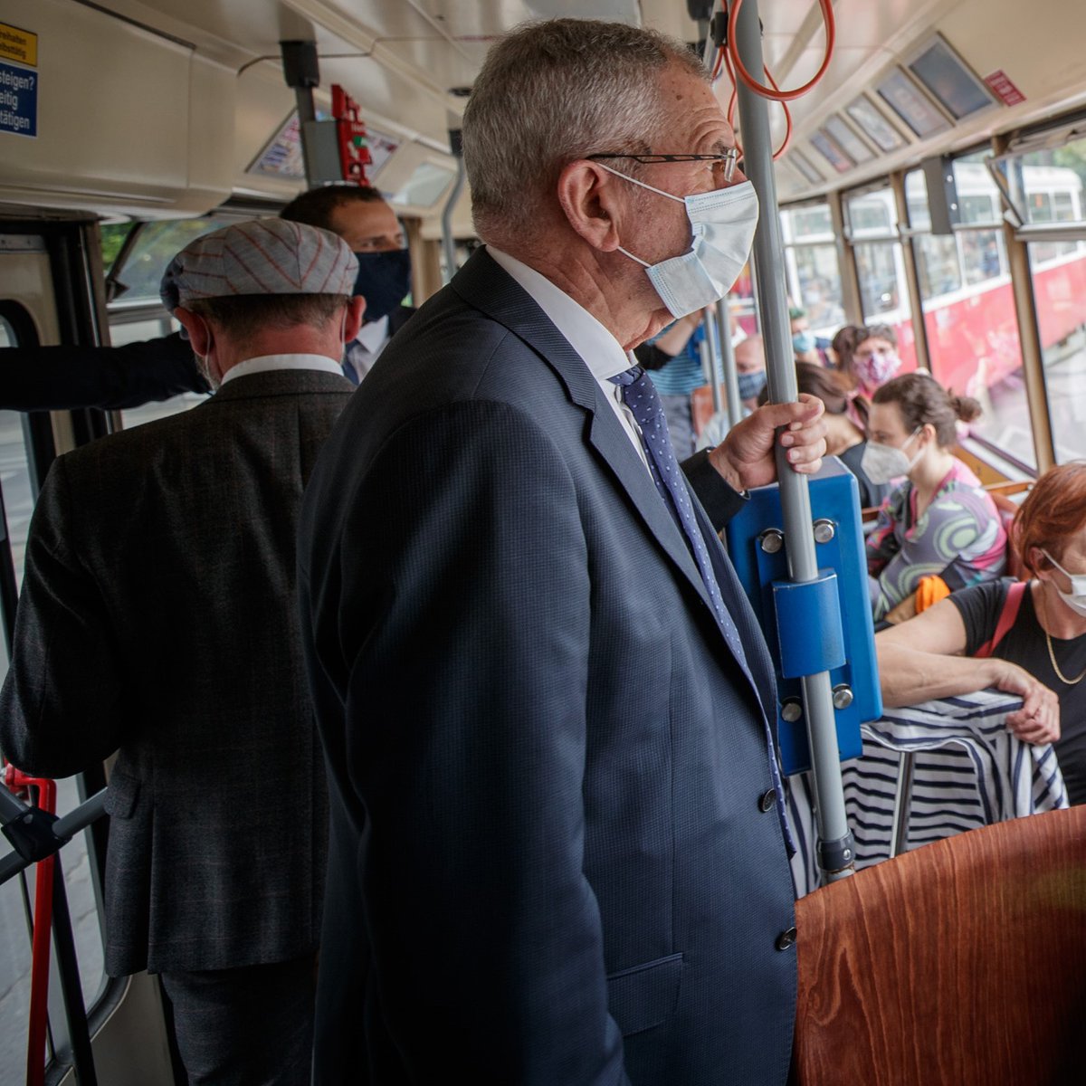 wienerlinien's tweet photo. Ihr benehmt euch eh, oder? 😉 Der Bundespräsident @vanderbellen fährt mit! 😍 https://t.co/tTEnusUTCG