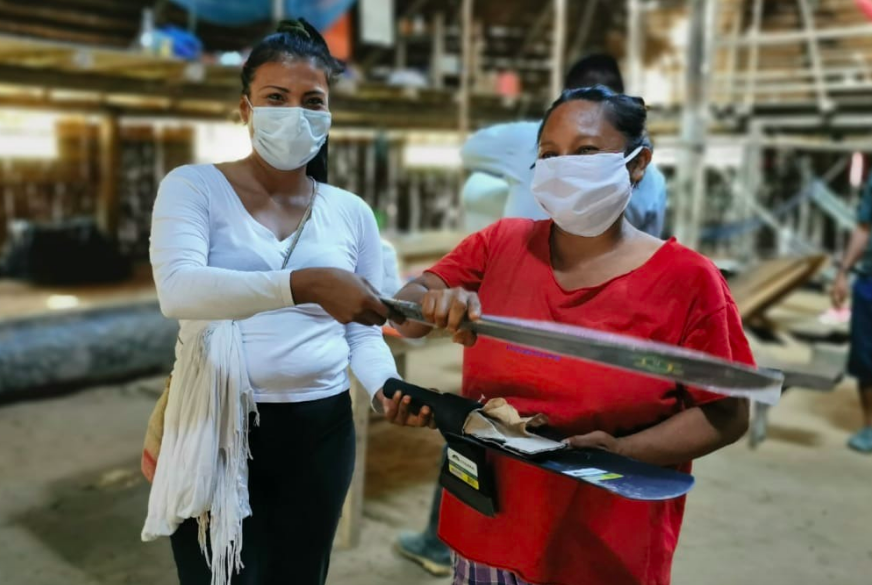 OIMColombia's tweet photo. En el marco del Programa #InclusiónParaLaPaz de @USAID_Colombia, entregamos 400 ⛏ kits de herramientas a mujeres de 18 comunidades indígenas que viven en los 6 departamentos que conforman la 🌿 Amazonía colombiana. https://t.co/rOCCl9op9t