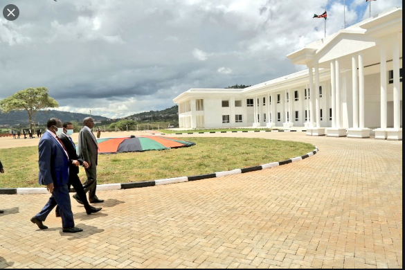 MogereJulius's tweet photo. #GovAlfredMutua #UtawalakincarAirwaysRoad @Ma3Route  
@citizentvkenya 
Pic1: Machakos White house 350M looks beautiful
Pic2: How Kincar Airways Zebra utawala residents suffering at the hands of a clueless contractor. 
For how long are we gonna suffer https://t.co/2sRpmuiUgJ