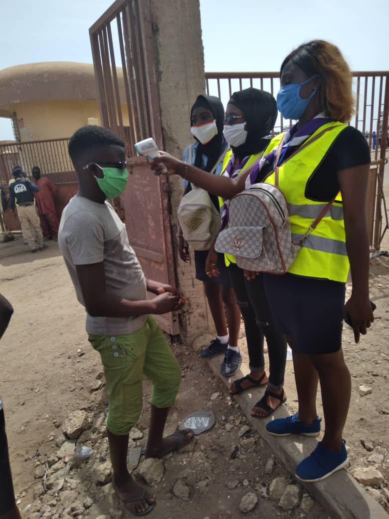 eedsRegionDakar's tweet photo. De Ngor à Diamniadio @eedsRegionDakar s'activent pleinement dans leurs communautés pour sensibiliser, faire respecter les gestes barrières, soutenir des familles, encadrer des enfants dans des centres de confinements.
Nous sommes au moins 200 éclaireurs sur le terrain #Covid_19 https://t.co/l3CiTMCUef