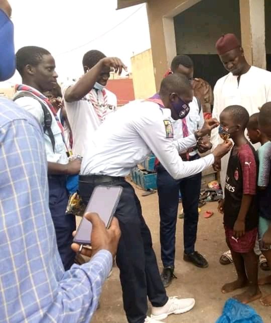 eedsRegionDakar's tweet photo. De Ngor à Diamniadio @eedsRegionDakar s'activent pleinement dans leurs communautés pour sensibiliser, faire respecter les gestes barrières, soutenir des familles, encadrer des enfants dans des centres de confinements.
Nous sommes au moins 200 éclaireurs sur le terrain #Covid_19 https://t.co/l3CiTMCUef