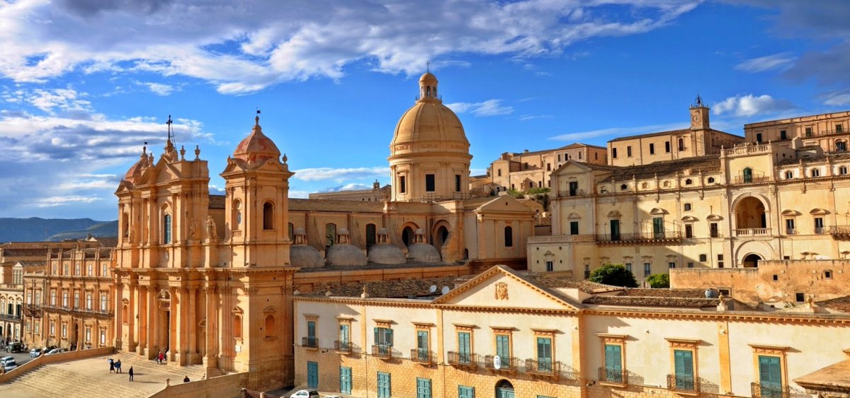 📌 Terre di <a href="/TargaFlorioOff/">TargaFlorioOfficial</a>
L'azzurro del cielo e la maestosità dell'arte siciliana. Benvenuti a Marsala.
ℹ️ targa-florio.it ⠀
#lacursa #strada #tradizione #historic #passion #classic #emotions #acistorico #museomotori #passioneauto #targaflorio⠀