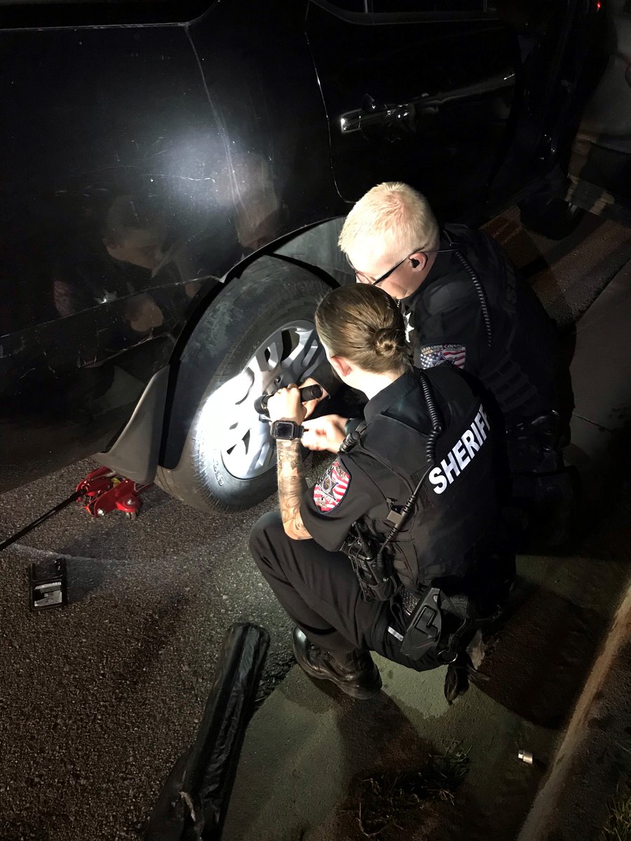 ArapahoeSO's tweet photo. Our deputies were dispatched to a suspicious vehicle near E Powers and S Versailles but instead saw a citizen struggling to change a flat tire on his daughter's car. Deputies Horinga and Bulusan jumped in to help, got the car running and his daughter got home safely. #heretohelp https://t.co/JMKfmVYReb