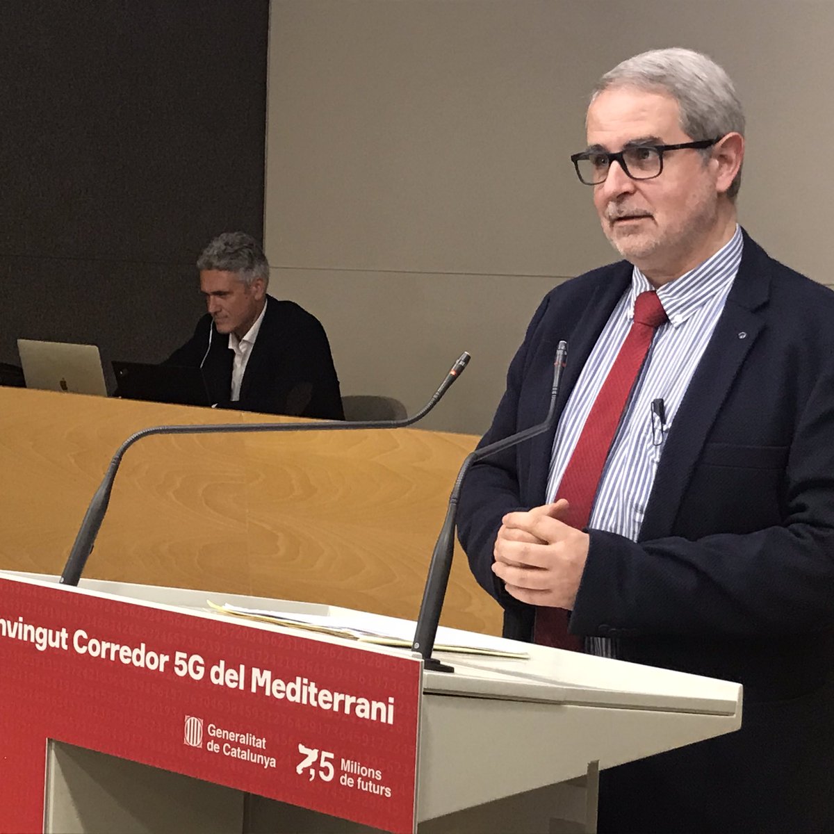 ComissioEuropea's tweet photo. ‘El projecte #5GMed és un gran èxit de cooperació transfronterera. També comporta beneficis socials com la millora de la seguretat, la reducció d’emissions i l’impuls a l’ecomomia i l’ocupació’. @TarradellasEU a la roda de premsa sobre el corredor #5G del Mediterrani. https://t.co/sEhsSuuGIq
