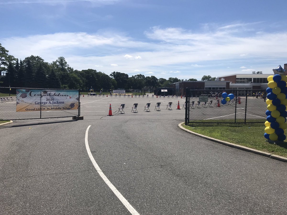 A_RiveraNY's tweet image. We are setting up for today’s 5th grade #carparade to recognize the #Classof2020! It’s a beautiful day to celebrate amazing girls and boys!!! @PTAJackson @JerichoUFSD