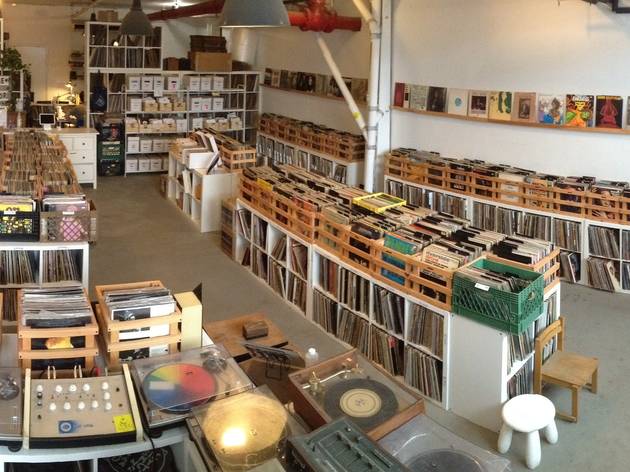 El coleccionista de discos y artista de Beats in Space, Tom Noble, abrió Superior Elevation en Brooklyn en 2015.

Hoy compartirán su colección en la página de Facebook de Discogs → bit.ly/3fK77ZH hoy a las 3PM en Argentina, 11AM PT // 2PM ET // 6PM GMT // 7PM CET.