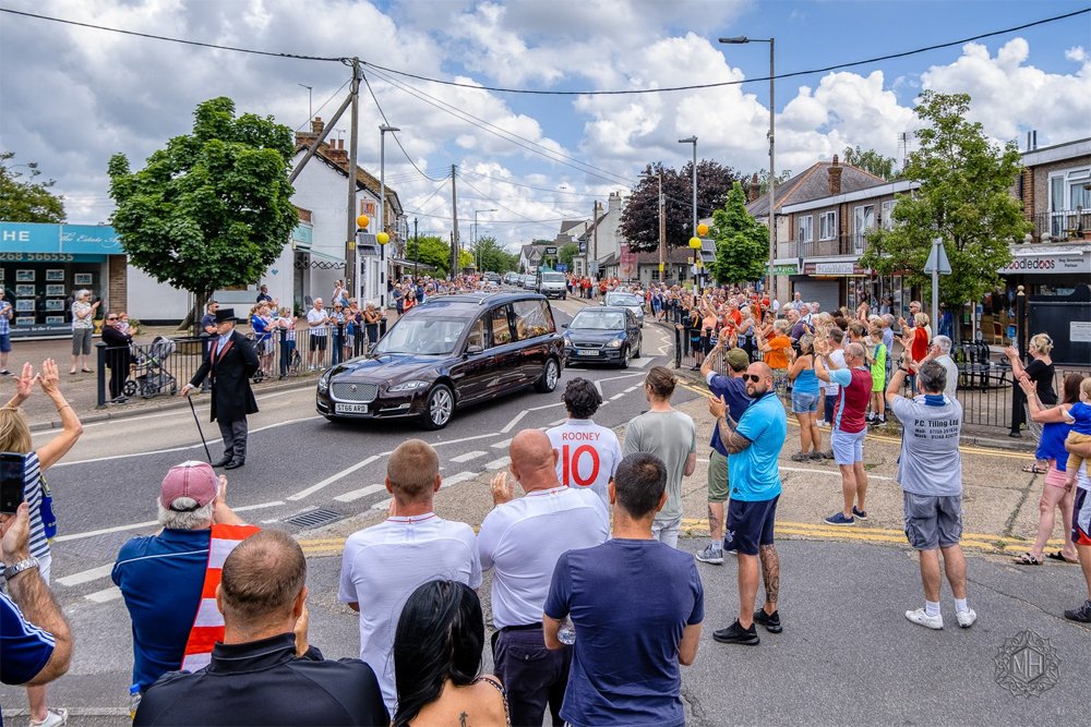 TRSC1963's tweet photo. Today the people of Thundersley said goodbye to local coach Alf Bilby, who made such a positive impact in the community over the years that hundreds of people felt it necessary to line the streets and pay their respects as he passed through the village one final time. #ripalf https://t.co/vbiOqwyRlH