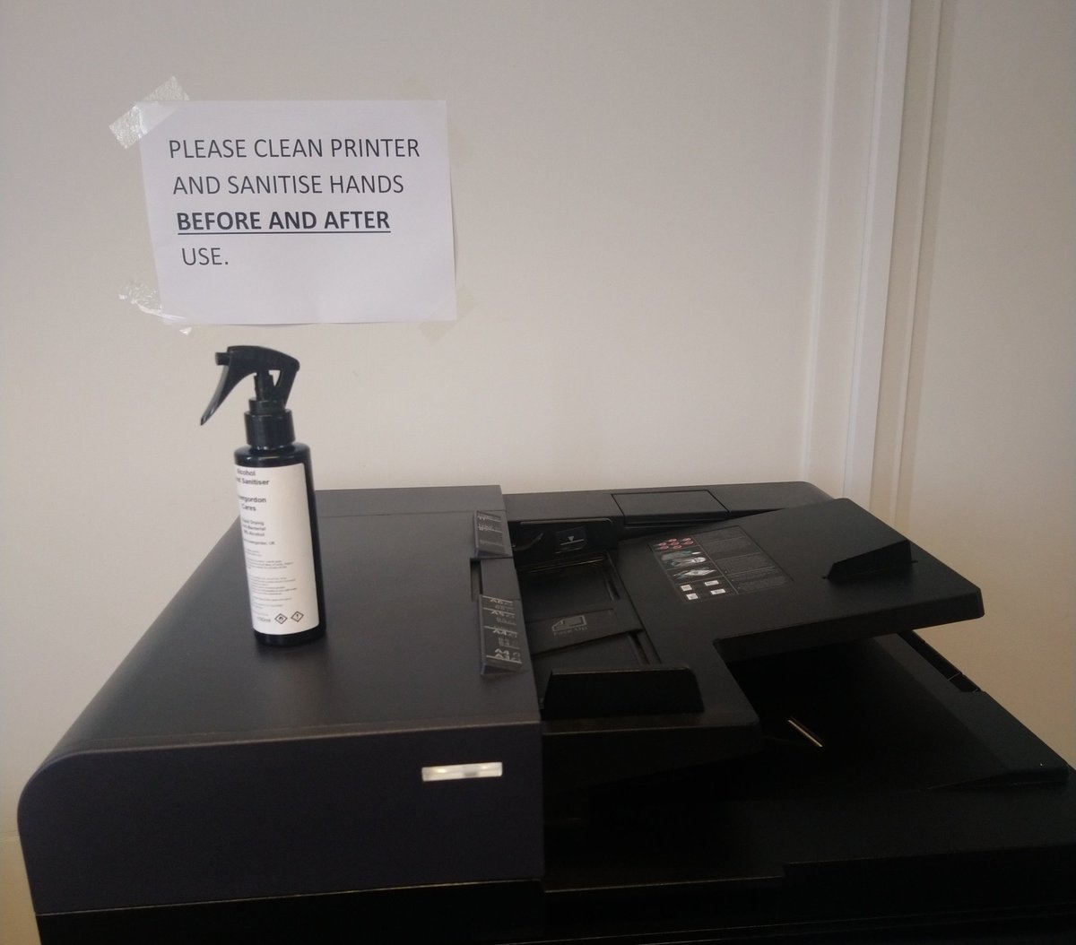 aethre's tweet photo. I sneezed in the office - in to my elbow, after collecting paperwork from the printer.
Twenty minutes later....
#PassiveAggressiveNotes https://t.co/kixdXKWgP8