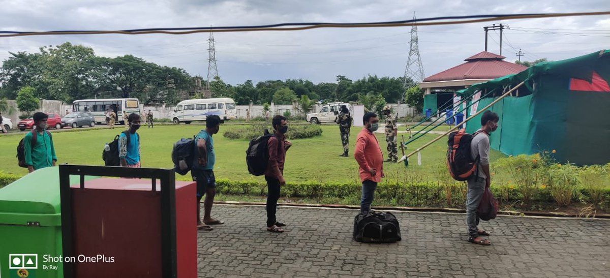 district_kamrup's tweet photo. Meanwhile passengers from other parts of the country pouring in huge numbers at different Quarantine Centres of the District.
Health workers ,officers ,staff doing their best for safety and wellness of these people.
#BattleContinues
#KamrupFightsCorona https://t.co/qeXbRdTScR