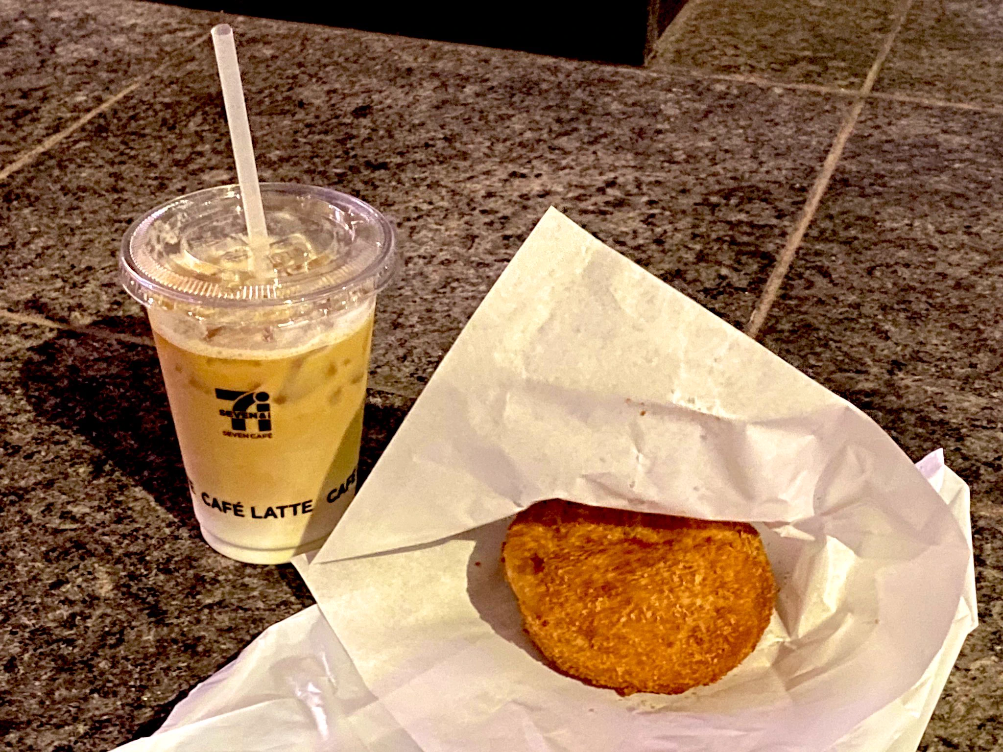 セブンのカフェラテが飲みたかっただけなのに…ゴリ押しのカリカリカレーパンを買ってしまうwww