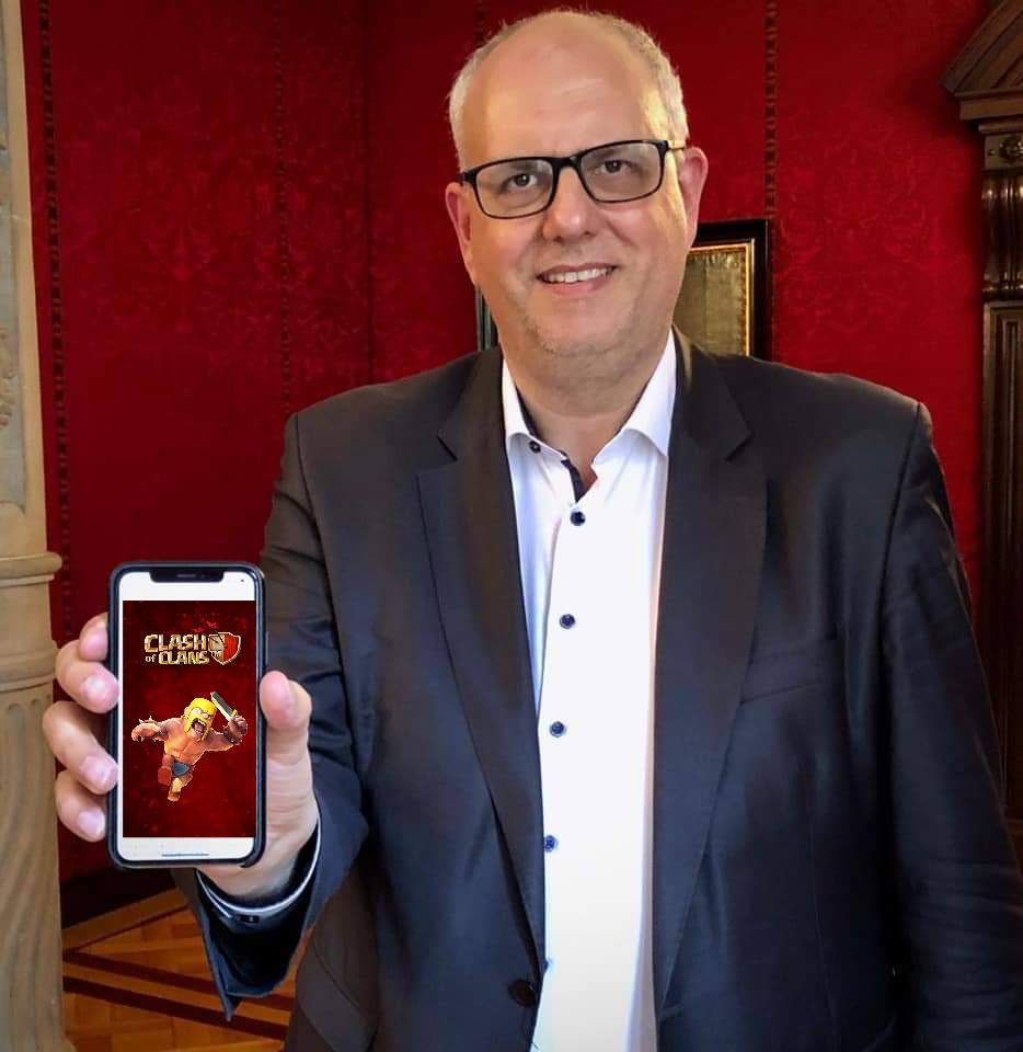 bovenmemes's tweet photo. Wenn du endlich den Werbedeal mit Clash of Clans in der Tasche hast und jetzt ohne Wartezeiten durchspielen kannst
#bovenmemes https://t.co/rXbogRF8h4