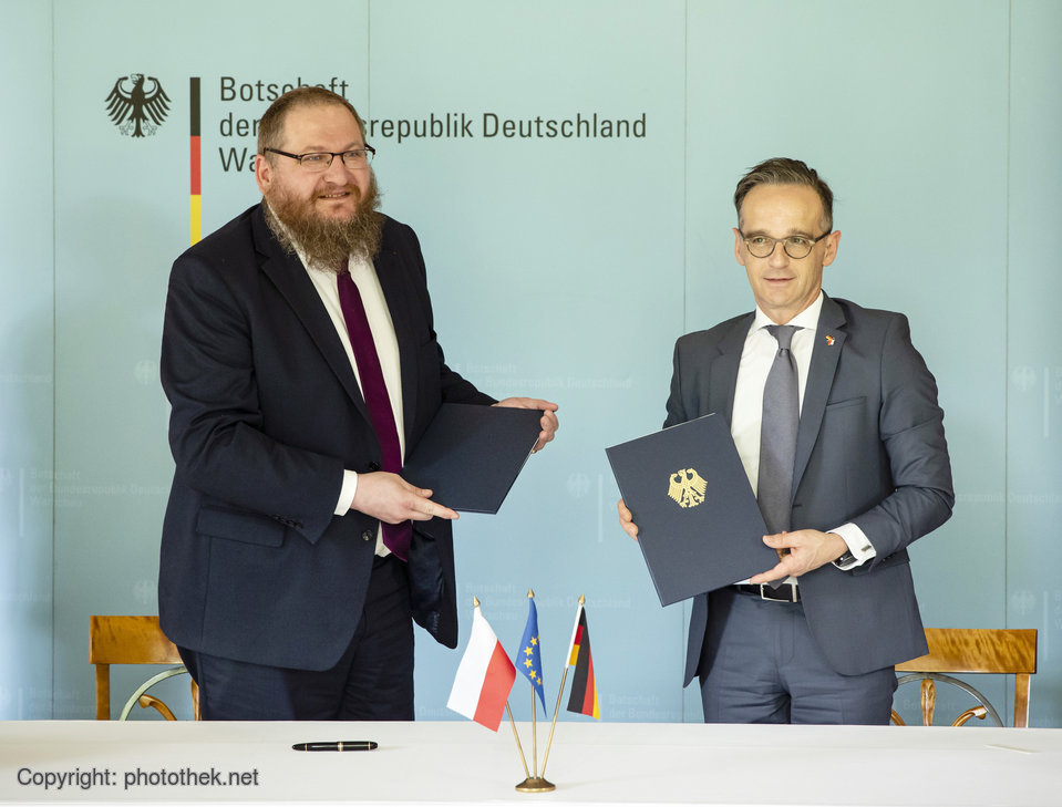 AuswaertigesAmt's tweet image. Wir wollen einen Beitrag dazu leisten, dass das Erinnern nie endet, weil die deutsche Verantwortung aus dem Nationalsozialismus und aus dem Holocaust nie endet - @heikomaas nach Unterzeichnung der Zustiftung von 60 Millionen € zur Stiftung Auschwitz-Birkenau durch Deutschland.