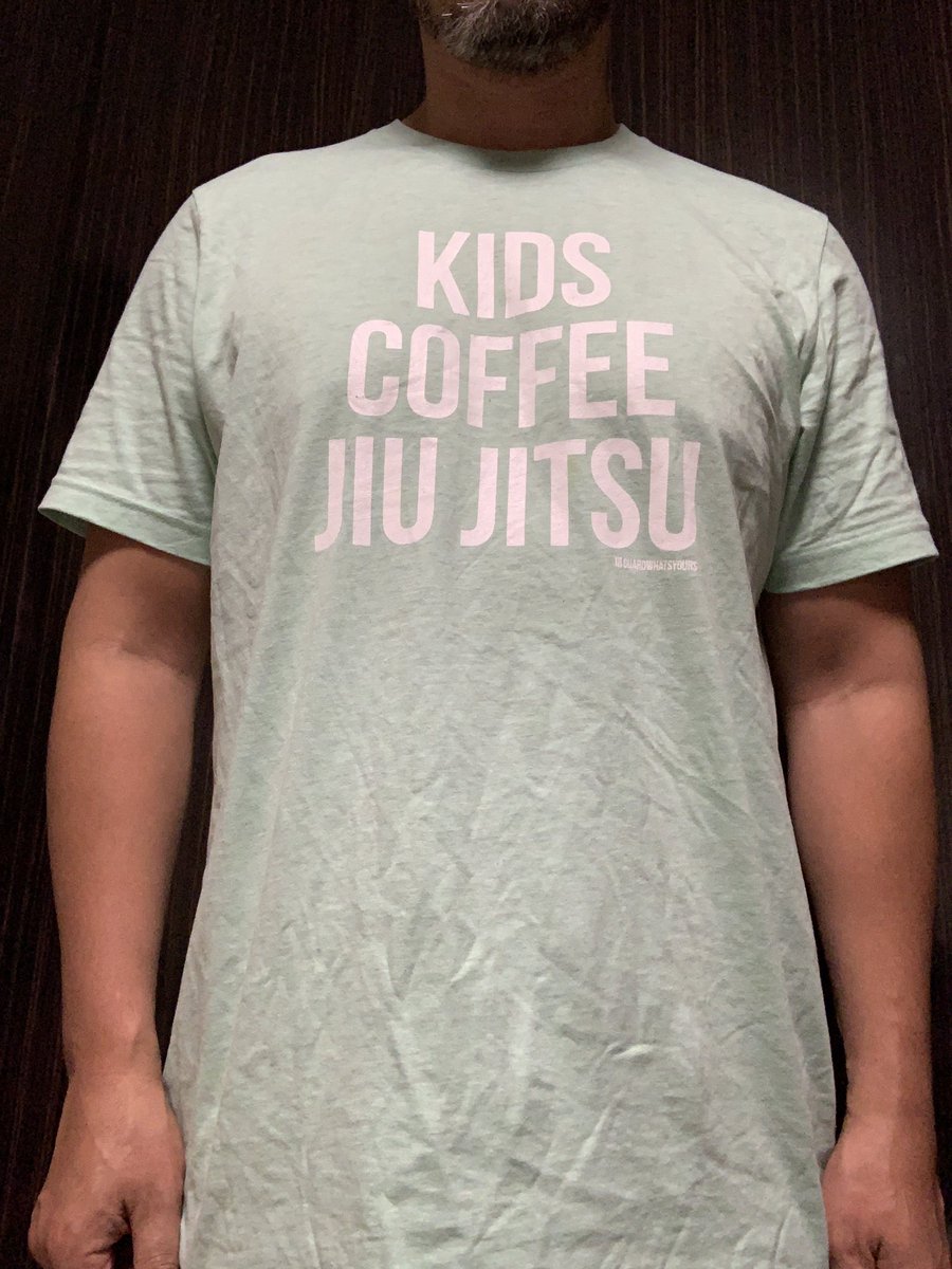 yugo1086's tweet image. 数週間前アメリカにある柔術アパレルのオンラインショップで見つけて一目惚れしたTシャツが昨日届いた！
自分の三大テーマ的なw
coffeeの代わりにramenでもよかったw
一応今年の春夏の流行を意識して淡いグリーンを選んだw
#guardwhatsyours
#kidscoffeejiujitsu