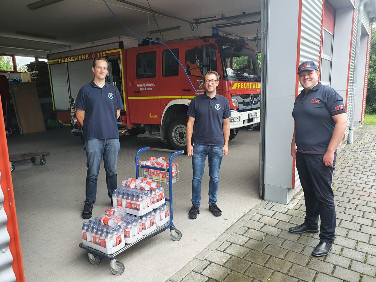 Heute spendet #RRT #badendbach der #ffniederweidbach Wasserflaschen als Erfrischung für die anstehenden schweißtreibenden Sommertage.
Wir wünschen euch alles Gute und bleibt Gesund !