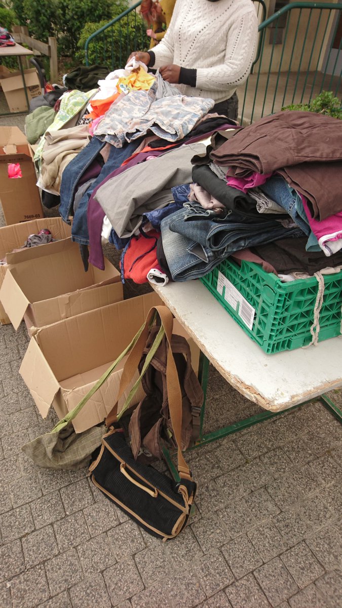 millesourires45's tweet photo. Grâce à vos dons, Mille Sourires distribue des colis de premières nécessités et vêtements enfants afin d'aider les familles en difficulté, et ce, depuis le début du dé-confinement #Loiret #Montargis #dons #soutien https://t.co/G1JIcfq7rF