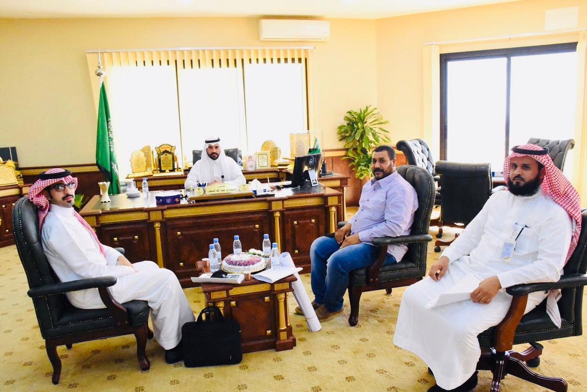 AlwajehMCL's tweet photo. #بلدية_الوجه بمتابعة من قسم الإستثمار تتسلم المخططات الانشائية النهائية خلال اجتماع مع مستثمر موقع المول التجاري تمهيداً لبداية العمل . https://t.co/fKieyas47h