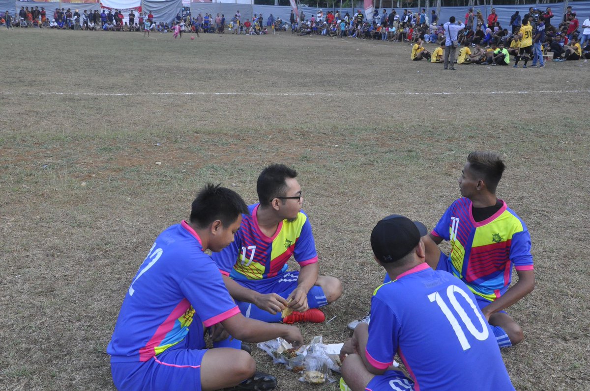 Pasirmuntilan's tweet photo. Setengah main makan gendar pecel duluuuuuuuu .
Alhamdulillah @Image_boja juara Rowosari Cup 2019. https://t.co/uxsxSy3Ett