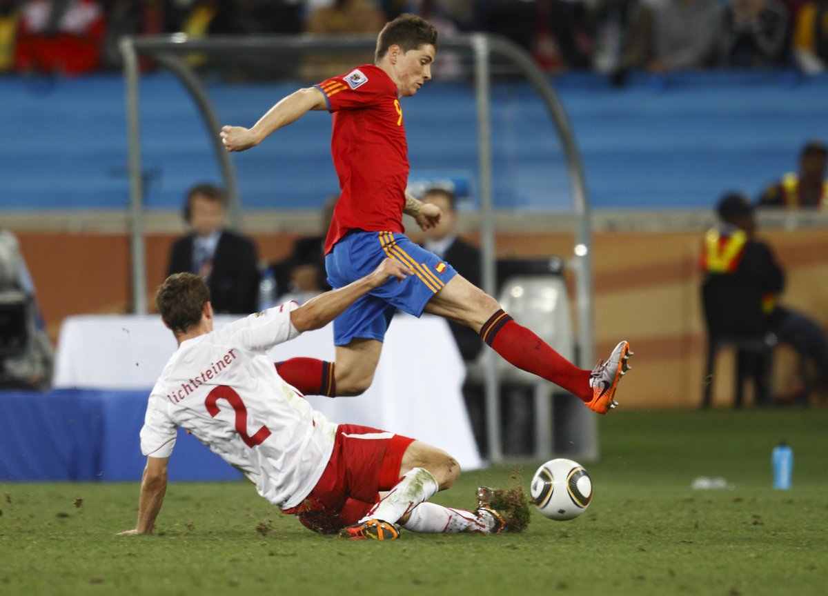 SEFutbol's tweet photo. ⭐️ Recordando Sudáfrica 2010 | Las historias más felices a veces tienen un comienzo complicado.

⚽️ Hoy hace exactamente 10 años que la @SeFutbol inició ante Suiza el camino que le llevó a ganar el Campeonato del Mundo.

🔗 https://t.co/iJil7KHdWj https://t.co/eYbAP2PSzG
