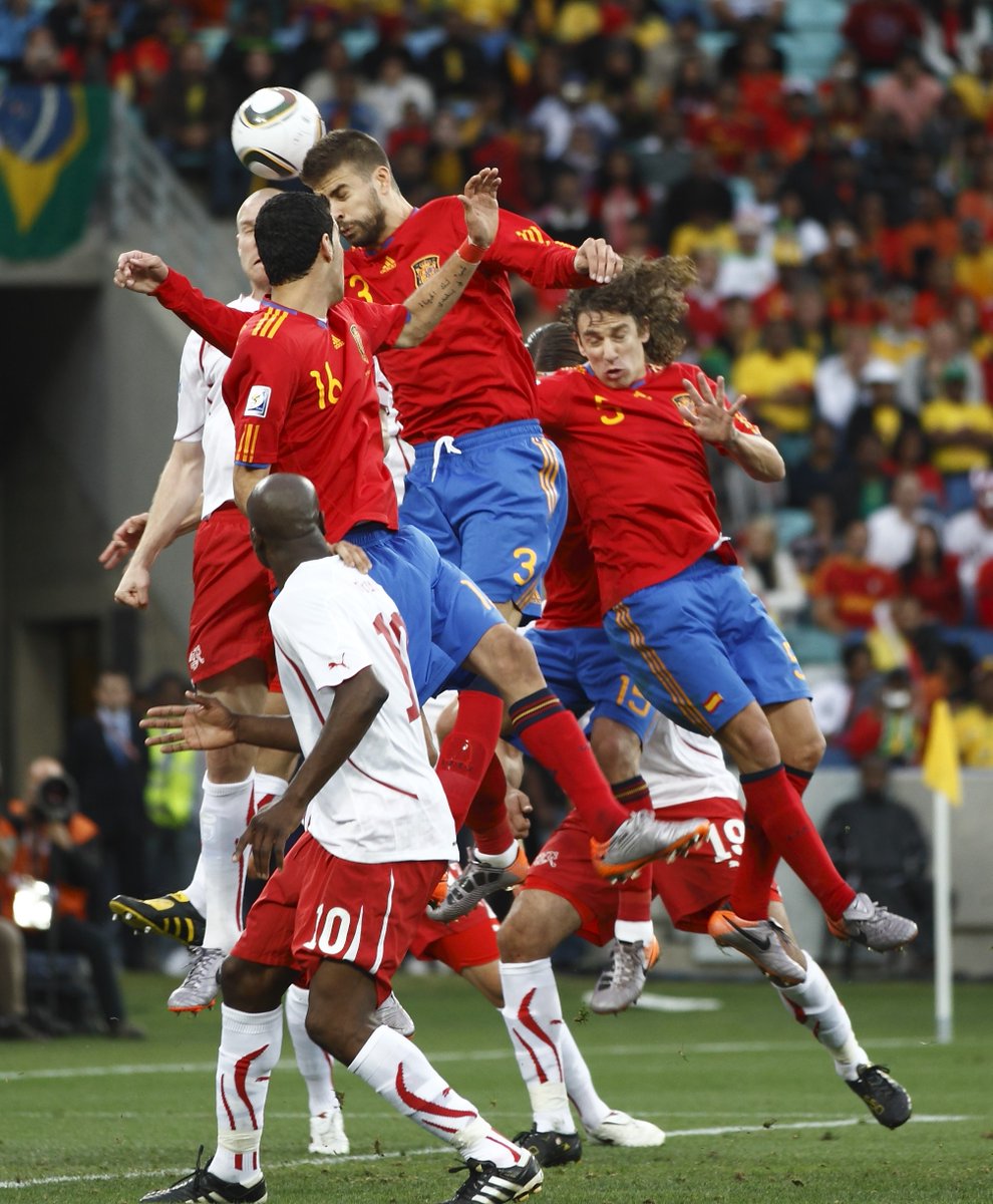 SEFutbol's tweet photo. ⭐️ Recordando Sudáfrica 2010 | Las historias más felices a veces tienen un comienzo complicado.

⚽️ Hoy hace exactamente 10 años que la @SeFutbol inició ante Suiza el camino que le llevó a ganar el Campeonato del Mundo.

🔗 https://t.co/iJil7KHdWj https://t.co/eYbAP2PSzG