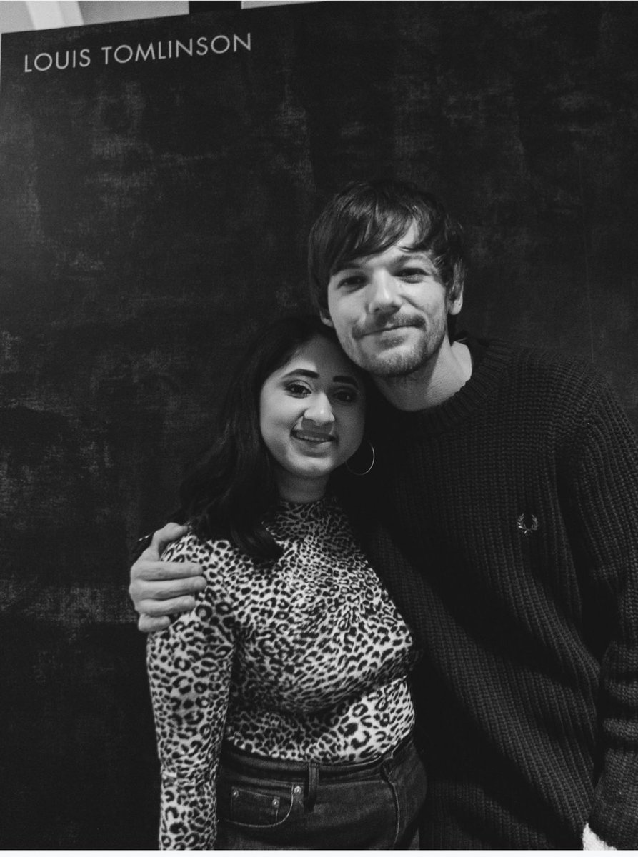 📸 Louis con alcune fans al listening party di #Walls a Wembley lo scorso gennaio. 
 ©️ @lifeofalouie, @onthelooser e @tobesosanj.