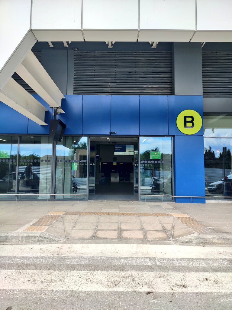 Aéroport de  #corfu désert. Comme les autres aéroports des îles grecques, il devrait ouvrir aux vols internationaux le 1er juillet prochain.  @RTSinfo