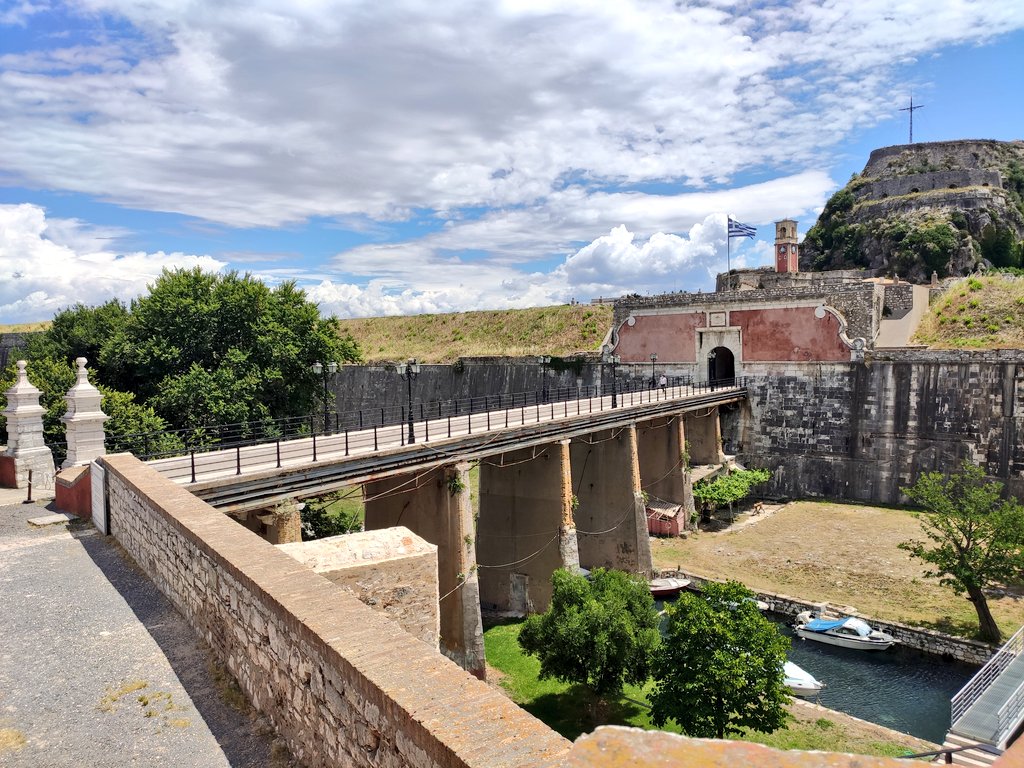 Là où il y a habituellement foule, nos pas résonnent dans le Vieux Fort de  #Corfu . Le musée, qui a rouvert hier, attend le retour des touristes dès juillet. Des mesures de sécurité ont déjà été mises en place (photo 4). @RTSinfo