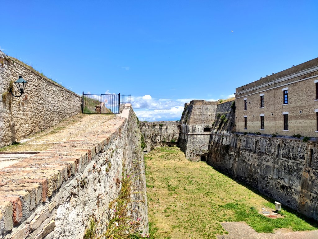 Là où il y a habituellement foule, nos pas résonnent dans le Vieux Fort de  #Corfu . Le musée, qui a rouvert hier, attend le retour des touristes dès juillet. Des mesures de sécurité ont déjà été mises en place (photo 4). @RTSinfo