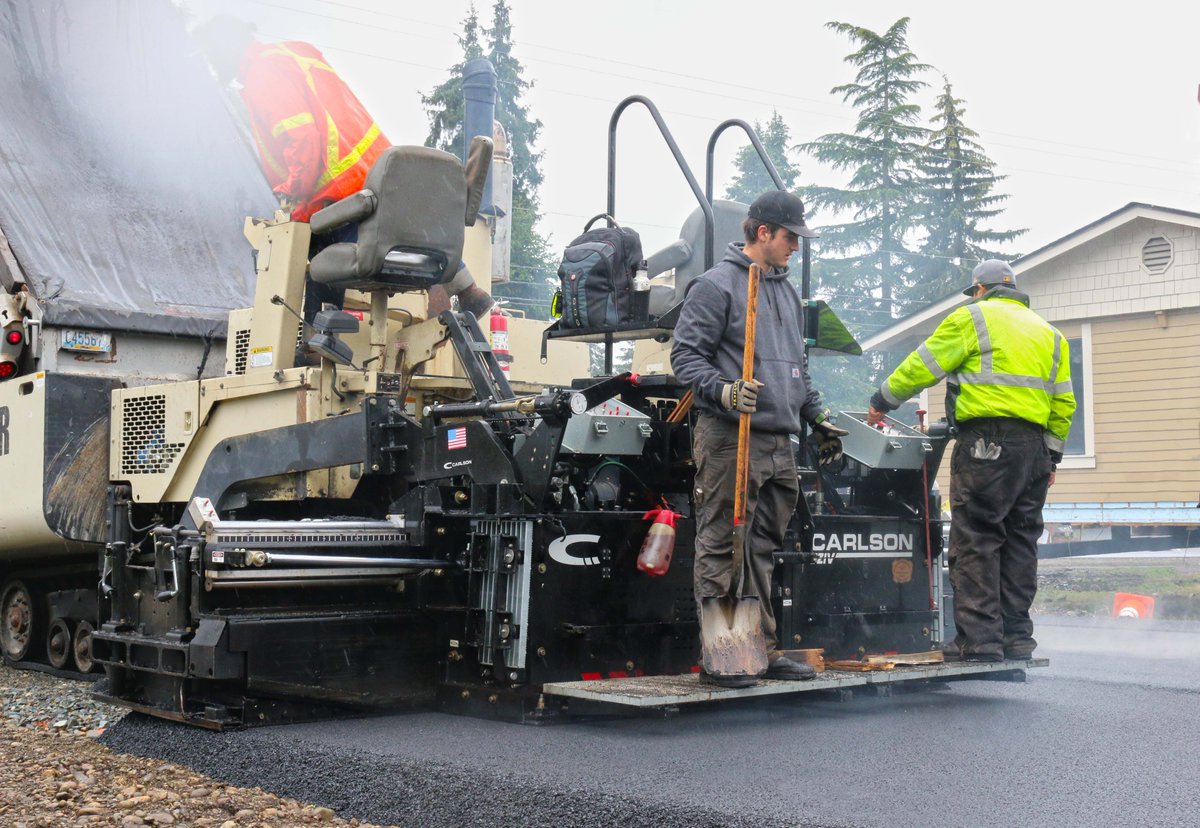 CarlsonPaving's tweet photo. #TuesdayTip: Why buy a new, expensive tractor when you can achieve the performance, mat quality and savings you demand with an all new screed for your reliable workhorse?  #MatQualityMatters #OneAstec #AstecIndustries Learn more at https://t.co/HZrFO3i0gW https://t.co/kb1LNZp5v5