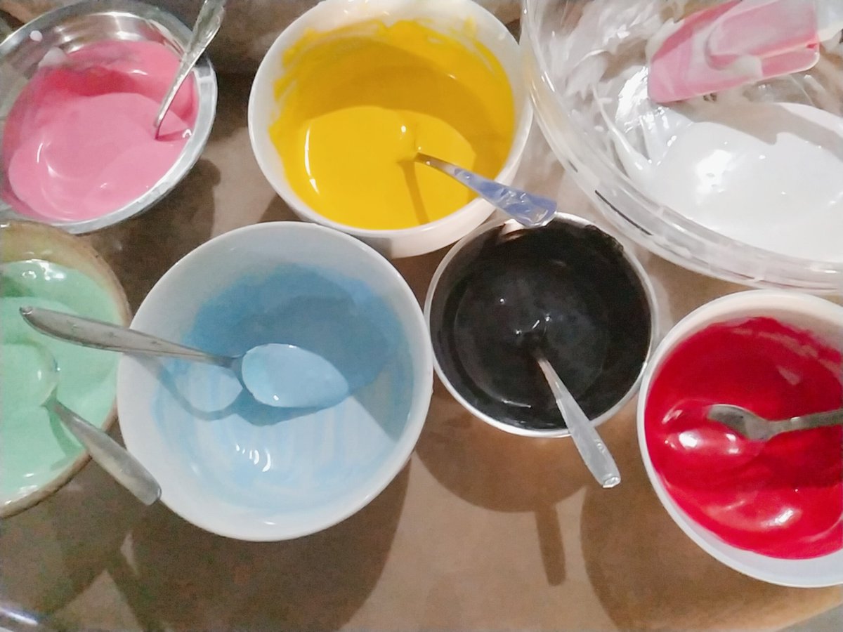 Ah right ,some people asked me about the color and icing ,i used sugar icing ,bc the base is white , i mix some colors to get the spoonz colors ,like soft blue(blue+white+diabol's pink) l,pink(red+white),tosca(?) i used yellow+blue+white ,you can try to mix and match the colors