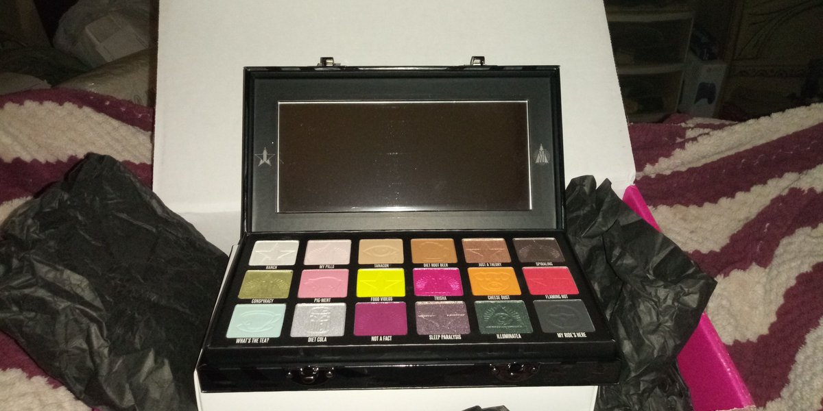 QueenSnake7's tweet photo. @JeffreeStar OMGoodness Yassssss Darlin she here my Very First JLS Pallet and she Gorgeous OMG I'm in Love .. Can't wait to play with her.. Thank Y'all so much for such Amazing Pallet.. @shanedawson  #jeffreestar #JeffreeStarApproved #jeffreestarcosmetic https://t.co/qudosajJ9w