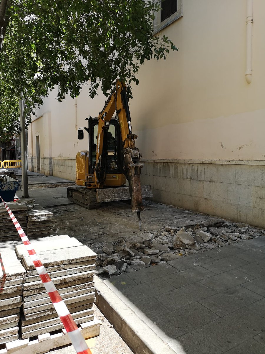 AV_Santa_Pagesa's tweet photo. Les màquines fan feina des d'avui al carrer Ausies March. Obres de reparació de les voreres. Treballs molts esperats al barri, estem d'enhorabona. Farem seguiment. Gràcies Àrea d'Infraestructures i @DistricteNord per la feina. @lcarrio @AngelicaPastor @ajuntpalma #SantaPagesa https://t.co/rLWXx3zBzg